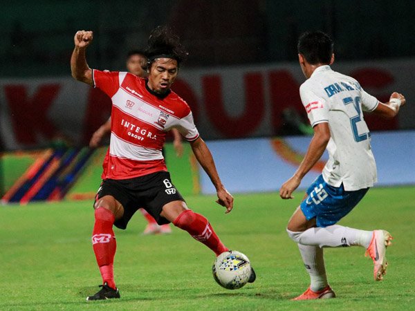 Bek sayap Madura United, Rendika Rama
