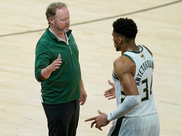 Mike Budenholzer ingatkan anak asuhnya agar tak jemawa setelah petik kemenangan di game 5.