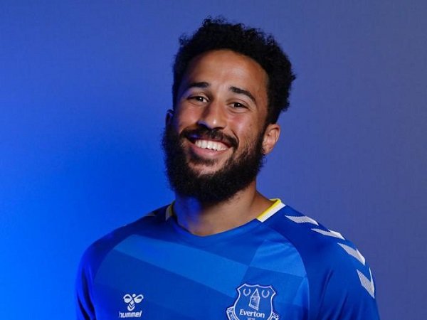 Andros Townsend bersatu kembali dengan Rafa Benitez di Everton.