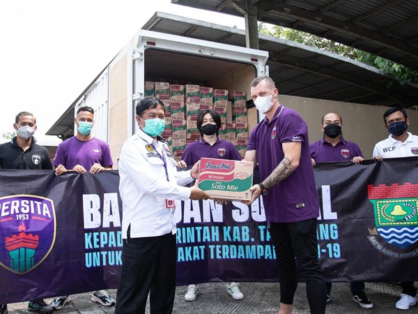 Penyerahan bantuan sosial dari Persita Tangerang untuk warga terdampak Covid-19