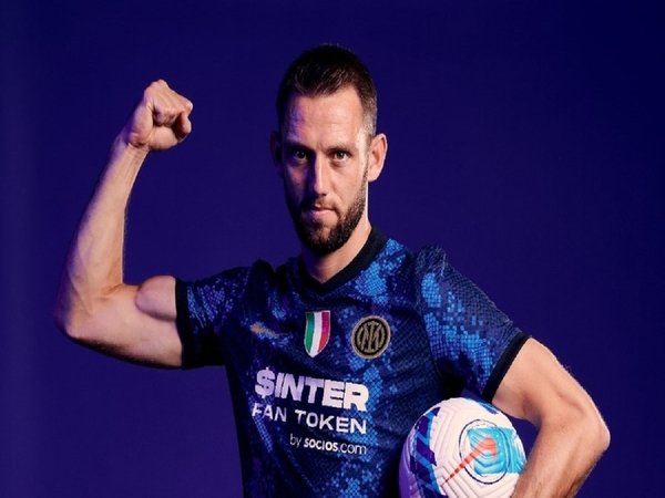 Palang pintu Inter Milan yakni Stefan De Vrij, mengaku sangat bahagia bisa bereuni dengan bekas bosnya di Lazio dulu yaitu Simone Inzaghi / via FC Inter