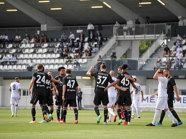 Pelatih Massimiliano Allegri hukum tiga pemain senior Juventus.