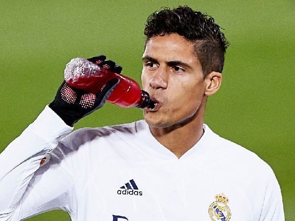 Ternyata Raphael Varane sempat ingin bertahan di Real Madrid, baru belum lama ini dia berubah pikiran untuk hengkang ke MU