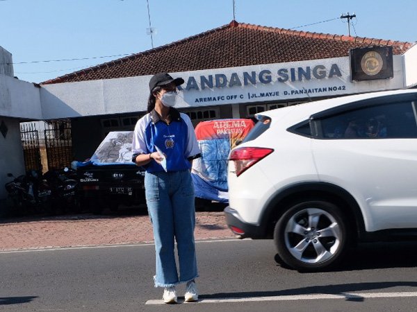 Aksi Aremania sosialisasikan prokes lewat berbagi masker