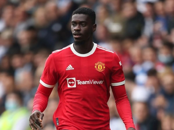 Newcastle memfokuskan transfer Axel Tuanzebe dari Manchester United