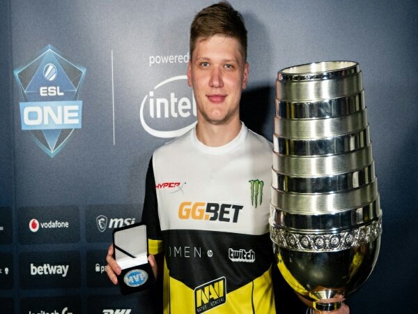s1mple Mengaku Selalu Berikan Uang Hasil Turnamen Kepada Orang Tuanya