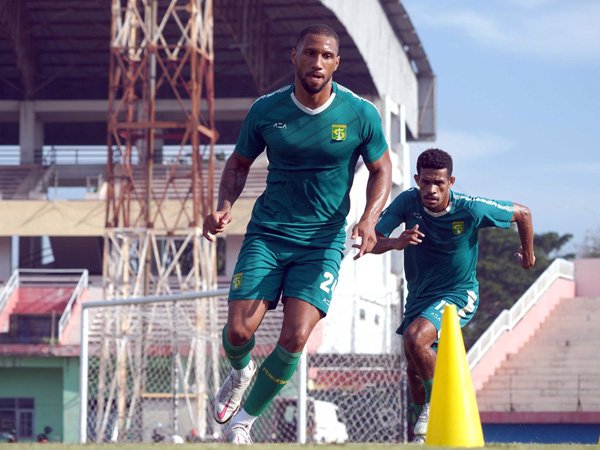 Pemain bertahan Persebaya Surabaya, Alie Sesay