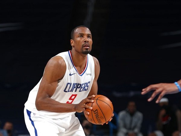 Serge Ibaka bakal terus berseragam Clippers musim depan.