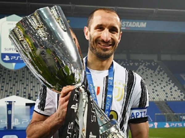 Giorgio Chiellini masih akan berseragam Juventus dua tahun ke depan.