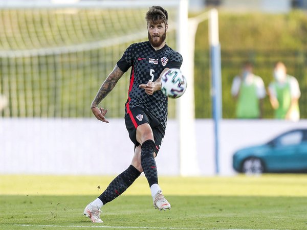 West Ham dilaporkan berpaling ke Duje Caleta-Car setelah tak kuat memenuhi tuntutan gaji tinggi yang diminta oleh Kurt Zouma / via AP Photo