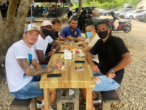 Presiden klub Persiraja Banda Aceh, Nazaruddin Dek Gam bersama pemain asingnya