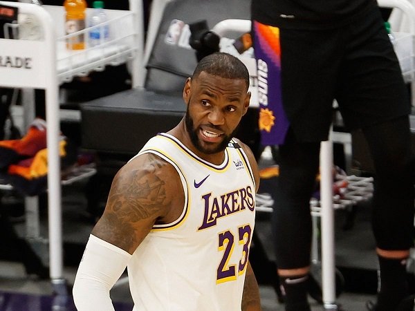 LeBron James marah skuat baru Lakers diejek karena usia yang senja.