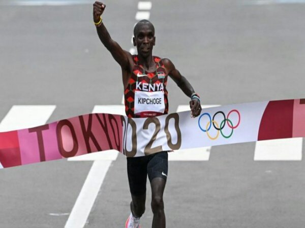 Eliud Kipchoge Jadi Pelari Ketiga Raih Emas Maraton Beruntun di Olimpiade