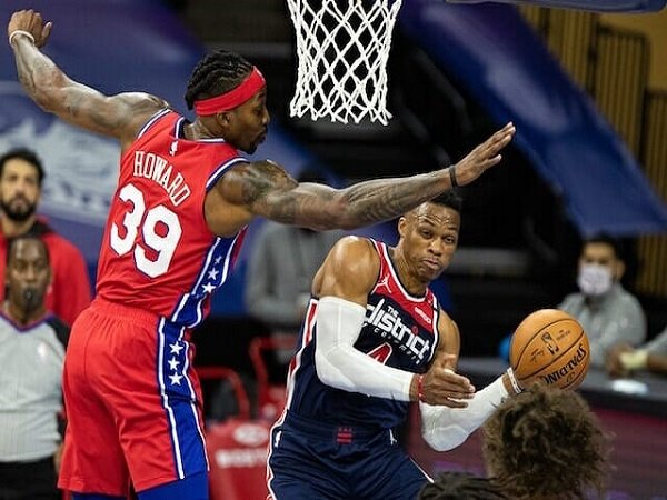 Dwight Howard saat menghadapi Russell Westbrook.
