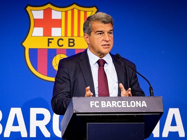 Joan Laporta salahkan manajemen sebelumnya untuk utang Barcelona.