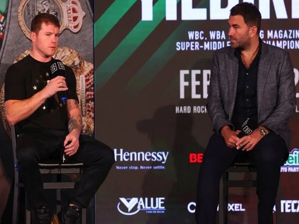 David Hearn saat bersama Canelo Alvarez.