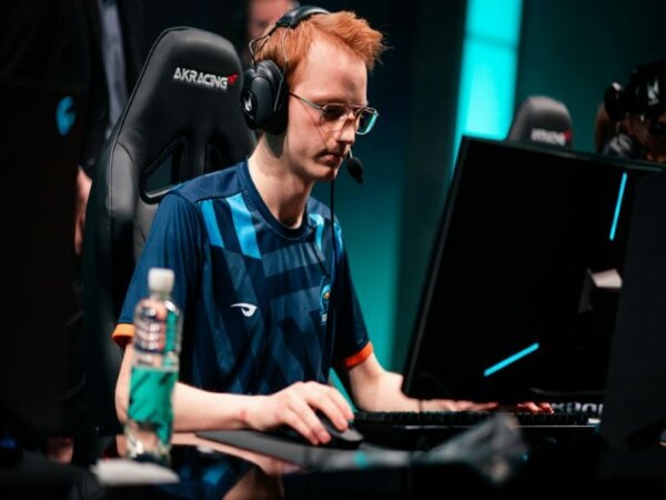 Larssen Resmi Perpanjang Kontrak di Rogue Hingga 2023