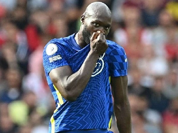 Rio Ferdinand penasaran bagaimana cara Van Dijk akan menghentikan Romelu Lukaku pekan depan.