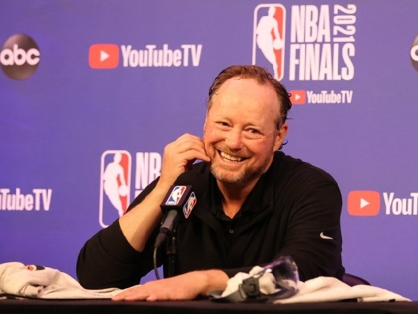 Milwaukee Bucks pagari Mike Budenholzer dengan kontrak baru.