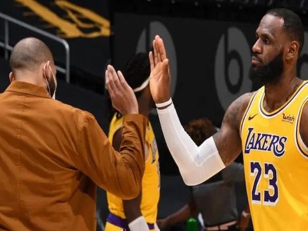 LeBron James saat bersama Jared Dudley.