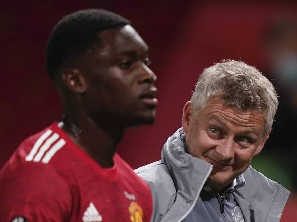Phil Jones dan Teden Mengi akan bertahan di MU musim ini