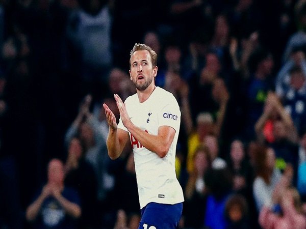 Deeney ungkap alasan Kane batal hengkang