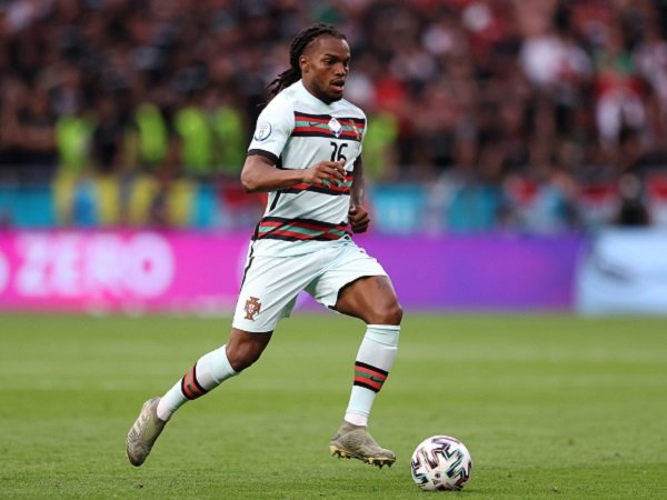 Renato Sanches takkan gabung Wolves.