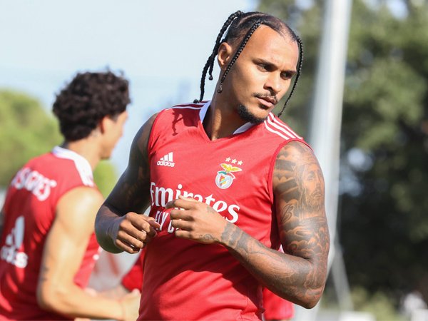 Bek sayap Benfica, Valentino Lazaro.