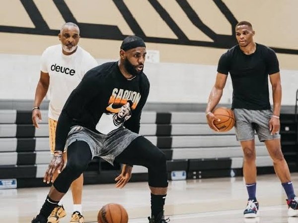Nick Young optimis Lakers bisa jadi kampiun jika tak diterpa badai cedera musim depan.