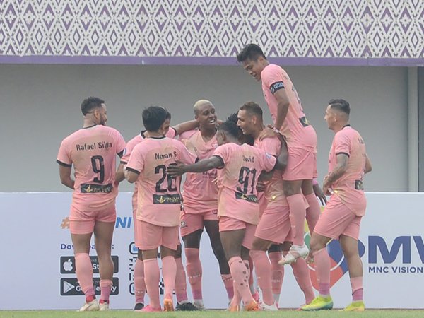 Pemain Madura United merayakan gol yang dicetak Hugo Gomes ke gawang Persikabo 1973