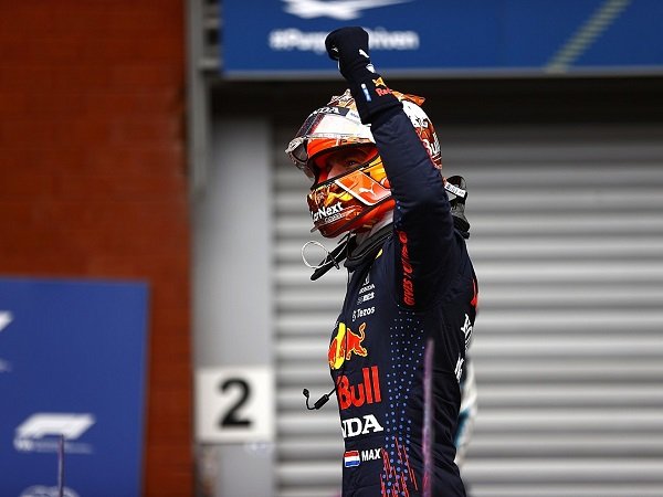 Max Verstappen enggan ikut campur soal tindakan fans Belanda kepada Lewis Hamilton.