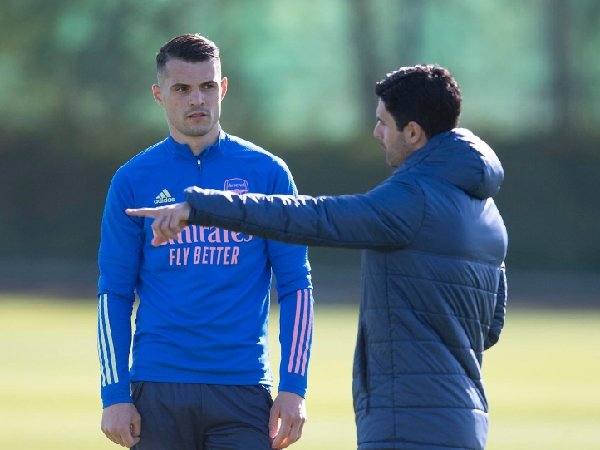 Granit Xhaka dan Mikel Arteta sama-sama dikritik di Arsenal