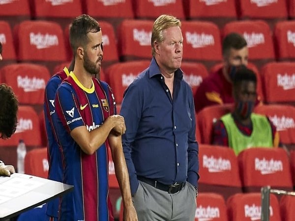 Miralem Pjanic berani menumpahkan kekesalannya terhadap Ronald Koeman setelah Barcelona melepasnya ke Besiktas dengan status pinjaman / via EPA