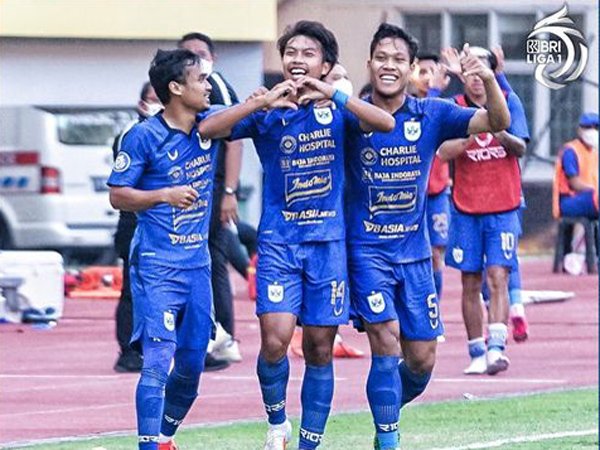 Para pemain PSIS Semarang merayakan gol ke gawang Persela Lamongan
