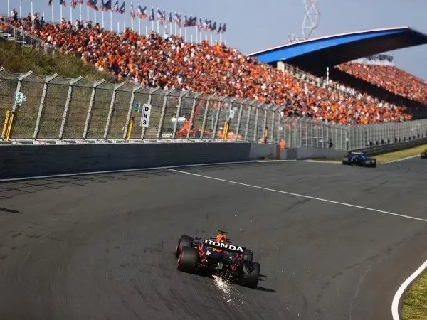 Max Verstappen pada sesi latihan GP Belanda (Foto: motorlat.com)