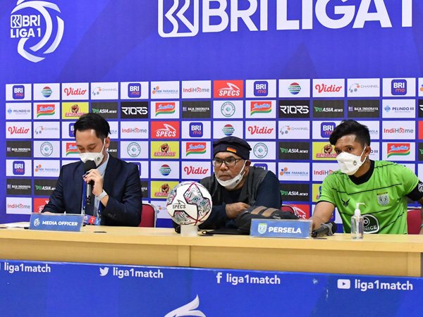 Pelatih Persela Lamongan, Iwan Setiawan (tengah)