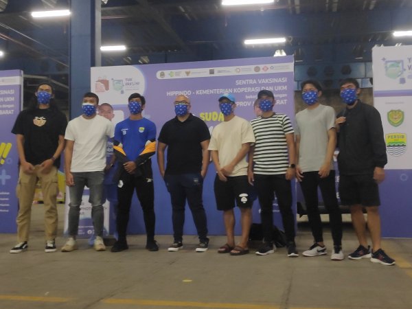 Sejumlah pemain Persib ketika menjalani vaksin dosis pertama di salah satu mal di Bandung