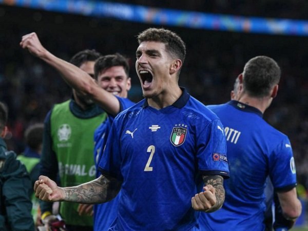 Giovanni Di Lorenzo tak sengaja cetak gol ke gawang Lithuania.