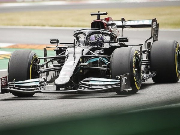 Hasil gemilang akhirnya dicatat Lewis Hamilton.