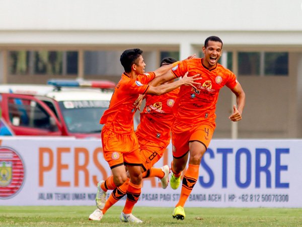 Bek asing Persiraja Banda Aceh,  Leo Lelis merayakan gol ke gawang PSS Sleman
