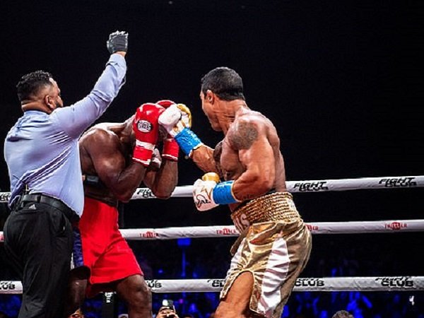 Evander Holyfield ketika bertarung melawan Vitor Belfort. (Images: Getty)