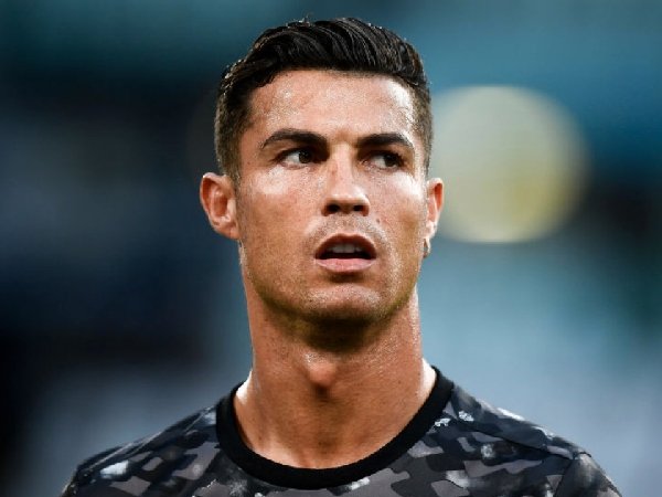 Mark Bosnich meyakini bahwa Cristiano Ronaldo akan membuat MU jadi penantang gelar juara