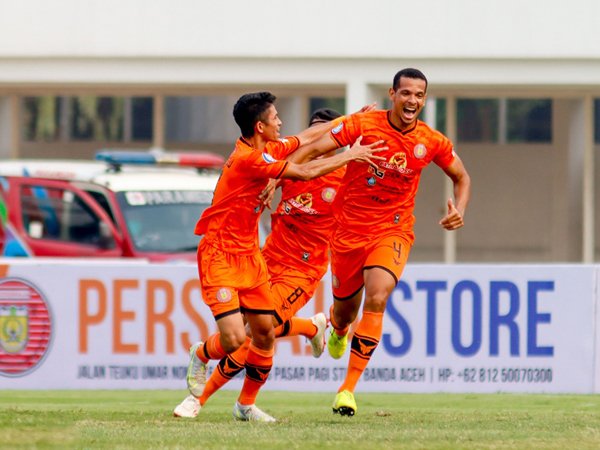 Pemain Persiraja Banda Aceh merayakan gol ke gawang PSS Sleman