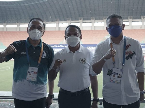 Menpora RI Zainudin Amali (tengah) memantau pertandingan pekan kedua Liga 1
