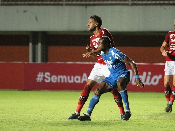 Bek Persib, Victor Igbonefo saat berduel dengan Willian Pacheco