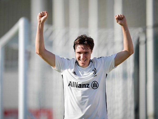 Federico Chiesa latihan lagi bersama Juventus.