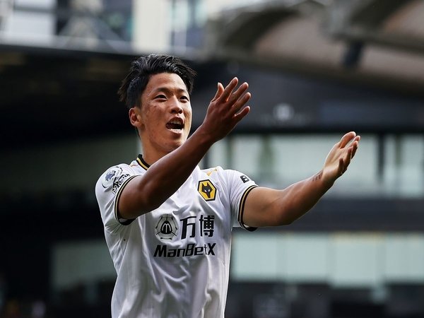 Hwang Hee-Chan meluapkan kebahagiaannya usai mencetak satu gol saat Wolves menang 2-0 atas Watford di pekan keempat Premier League (11/9) / via Getty Images