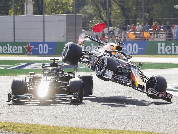 Lewis Hamilton dituduh pura-pura cedera usai crash dengan Max Verstappen.