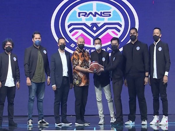 Raffi Ahmad perkenalkan pengurus Rans Basketball. (Images: IBL)