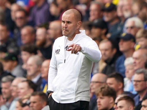 Mark Robinson akan memimpin AFC Wimbledon melawan Arsenal